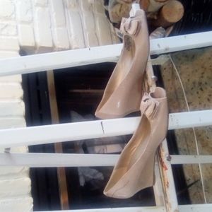 Textured soft leather, wedge heeled shoes with toe bows edged in gold